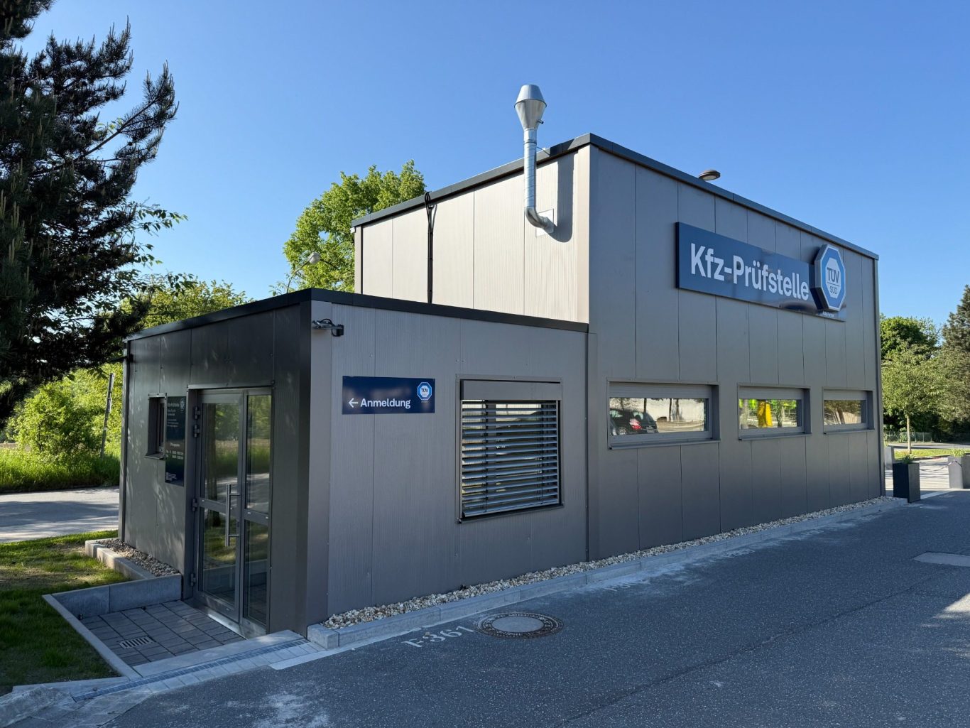 Moderne Bluebox (Fertighalle) vom TÜV Süd zur Nutzung KFZ-Prüfstelle